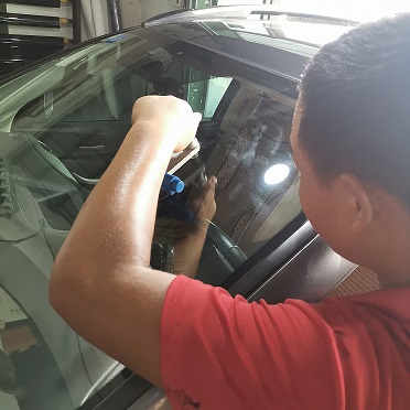 汽車玻璃長裂縫修復用什么手法