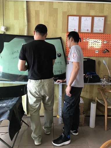 在汽車玻璃門店進(jìn)行修復(fù)技術(shù)培訓(xùn)